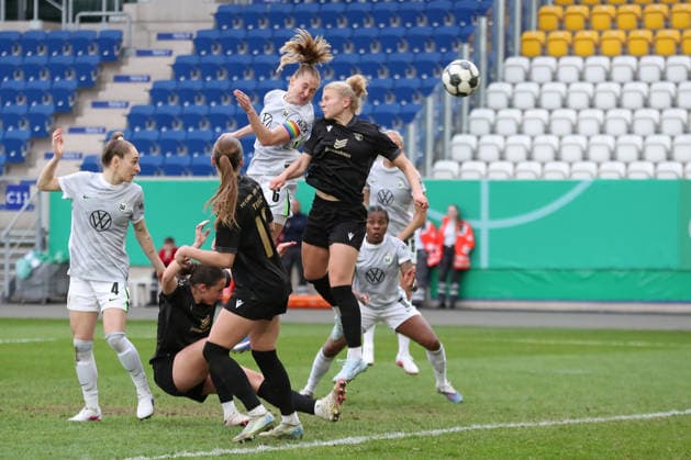 DFB Pokal Frauen FC Carl Zeiss Jena VfL Wolfsburg 05 04 26 Kapitänin Janina Minge 6, VfL Wolfsburg vs Fiona Gaißer 22, Carl Zeiss Jena im Kopfball Duell Fußball, DFB Pokal Frauen, Halbfinale FC Carl Zeiss Jena vs VfL Wolfsburg am 05 04 26 im Ernst Abbe Sportfeld ad hoc arena, Jena DFL REGULATIONS PROHIBIT ANY USE OF PHOTOGRAPHS AS IMAGE SEQUENCES AND OR QUASI VIDEO Copyright: xBEAUTIFULxSPORTS JanxKaeferx
