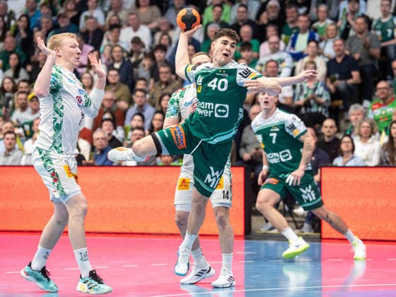 Elias Newel Frisch Auf Goeppingen, 40 finds the gap between Omar Ingi Magnusson SC Magdeburg, 14 and Magnus Saugstrup SC Magdeburg, 23 , Frisch Auf Goeppingen vs SC Magdeburg, Handball, 1 Bundesliga, Men, Season 2025 2026, 05 04 2026, Frisch Auf Goeppingen vs SC Magdeburg, Handball, 1 Bundesliga, Men, Season 2025 2026, 05 04 2026 Goeppingen Copyright: xEibner-Pressefoto MichaelxSchmidx EP_MST