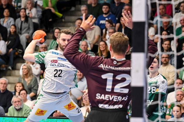 Goeppingen, Germany, 05 04 26 Lukas Mertens SC Magdeburg and goalkeeper Kristian Saveras FRISCH AUF Goeppingen in a duel during the Daikin Handball Bundesliga match between FRISCH AUF Goeppingen vs SC Magdeburg at EWS Arena on April 05, 2026 in Goeppingen, Germany Photo by Harry Langer DeFodi Images Goeppingen, Germany, 05 04 26 Lukas Mertens SC Magdeburg and goalkeeper Kristian Saveras FRISCH AUF Goeppingen battle for the ball during the Daikin Handball Bundesliga match between FRISCH AUF Goeppingen vs SC Magdeburg at EWS Arena on April 5, 2026 in Goeppingen, Germany Photo by Harry Langer DeFodi Images Photo by Harry Langer DeFodi Images