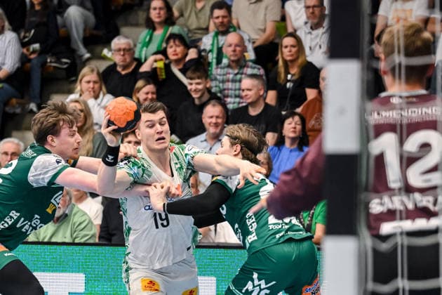 Goeppingen, Germany, 05 04 26 Erik Persson FRISCH AUF Goeppingen , Elvar Örn Jonsson SC Magdeburg and Franko Lastro FRISCH AUF Goeppingen in a duel during the Daikin Handball Bundesliga match between FRISCH AUF Goeppingen vs SC Magdeburg at EWS Arena on April 05, 2026 in Goeppingen, Germany Photo by Harry Langer DeFodi Images Goeppingen, Germany, 05 04 26 Erik Persson FRISCH AUF Goeppingen , Elvar Örn Jonsson SC Magdeburg and Franko Lastro FRISCH AUF Goeppingen battle for the ball during the Daikin Handball Bundesliga match between FRISCH AUF Goeppingen vs SC Magdeburg at EWS Arena on April 5, 2026 in Goeppingen, Germany Photo by Harry Langer DeFodi Images Photo by Harry Langer DeFodi Images