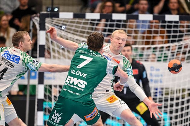 Goeppingen, Germany, 05 04 26 Omar Ingi Magnusson SC Magdeburg , Magnus Saugstrup SC Magdeburg and Victor Kloeve FRISCH AUF Goeppingen in a duel during the Daikin Handball Bundesliga match between FRISCH AUF Goeppingen vs SC Magdeburg at EWS Arena on April 05, 2026 in Goeppingen, Germany Photo by Harry Langer DeFodi Images Goeppingen, Germany, 05 04 26 Omar Ingi Magnusson SC Magdeburg , Magnus Saugstrup SC Magdeburg and Victor Kloeve FRISCH AUF Goeppingen battle for the ball during the Daikin Handball Bundesliga match between FRISCH AUF Goeppingen vs SC Magdeburg at EWS Arena on April 5, 2026 in Goeppingen, Germany Photo by Harry Langer DeFodi Images Photo by Harry Langer DeFodi Images