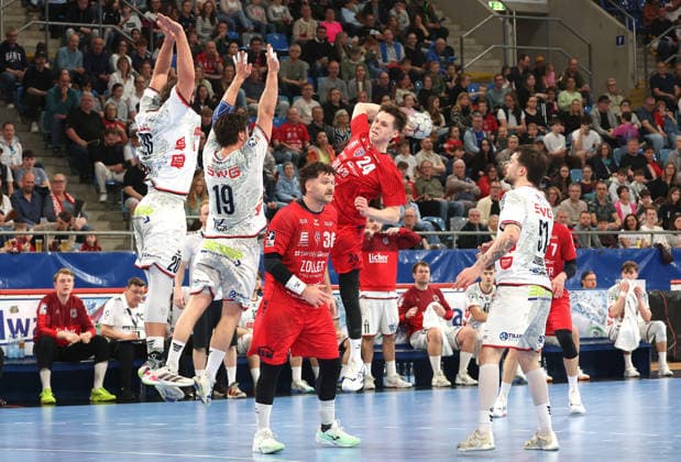 05 04 2026, Germany, Bietigheim, Handball 2 Bundesliga, SG BBM Bietigheim vs TV 05 07 Hüttenberg, f l Leif Haack TVH , Vit Reichl TVH , Jonathan Fischer BBM , Maxim Orlov BBM , Hendrik Schreiber TVH