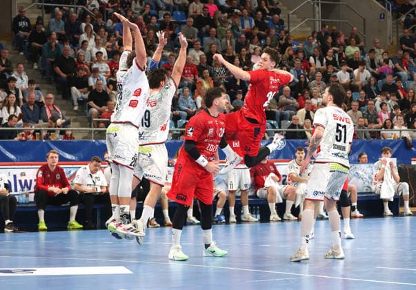 05 04 2026, Germany, Bietigheim, Handball 2 Bundesliga, SG BBM Bietigheim vs TV 05 07 Hüttenberg, f l Leif Haack TVH , Vit Reichl TVH , Jonathan Fischer BBM , Maxim Orlov BBM , Hendrik Schreiber TVH