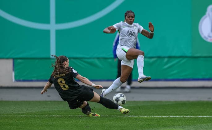 GER, Jena, Carl Zeiss Jena vs Vfl Wolfsburg, DFB Pokal Women, Football, DFB, Season 2025 2026, ad hoc Arena im Ernst Abbe Sportfeld, Semifinal in the picture from l Felicia Sträßer Carl Zeiss Jena Women 8 , Lineth Beerensteyn VfL Wolfsburg Women 9 DFB DFL REGULATIONS PROHIBIT ANY USE OF PHOTOGRAPHS AS IMAGE SEQUENCES AND OR QUASI VIDEO, 05 04 2025 Copyright: HMBxMedia HendrikxHamelau
