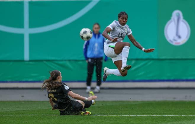GER, Jena, Carl Zeiss Jena vs Vfl Wolfsburg, DFB Pokal Women, Football, DFB, Season 2025 2026, ad hoc Arena im Ernst Abbe Sportfeld, Semifinal in the picture from l Felicia Sträßer Carl Zeiss Jena Women 8 , Lineth Beerensteyn VfL Wolfsburg Women 9 DFB DFL REGULATIONS PROHIBIT ANY USE OF PHOTOGRAPHS AS IMAGE SEQUENCES AND OR QUASI VIDEO, 05 04 2025 Copyright: HMBxMedia HendrikxHamelau