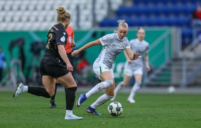 GER, Jena, Carl Zeiss Jena vs Vfl Wolfsburg, DFB Pokal Women, Football, DFB, Season 2025 2026, ad hoc Arena im Ernst Abbe Sportfeld, Semifinal im Bild Ella Peddemors VfL Wolfsburg Frauen 5 DFB DFL REGULATIONS PROHIBIT ANY USE OF PHOTOGRAPHS AS IMAGE SEQUENCES AND OR QUASI VIDEO, 05 04 2025 Copyright: HMBxMedia HendrikxHamelau