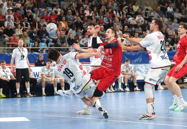 05 04 2026, Germany, Bietigheim, Handball 2 Bundesliga, SG BBM Bietigheim vs TV 05 07 Hüttenberg, f l Vit Reichl TVH , Dominik Claus BBM , Leif Haack TVH