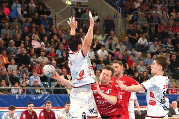 05 04 2026, Germany, Bietigheim, Handball 2 Bundesliga, SG BBM Bietigheim vs TV 05 07 Hüttenberg, f l Vit Reichl TVH , Till Hermann BBM , Fabian Wiederstein BBM , Paul Kompenhans TVH