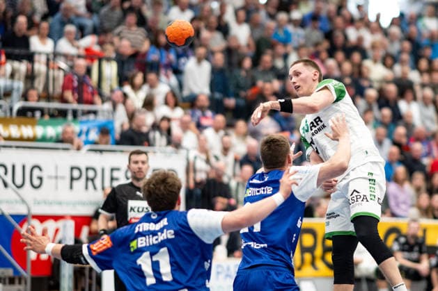Malte Deddering HC Oppenweiler Backnang, 38 , against Bennet Strobel HBW Balingen Weilstetten, 11 , HBW Balingen Weilstetten vs HC Oppenweiler Backnang, Handball, 2 Bundesliga, Matchday 26, Season 2025 2026, 05 04 2026, Eibner Pressefoto Andreas Ulmer HBW Balingen Weilstetten vs HC Oppenweiler Backnang, Handball, 2 Bundesliga, Matchday 26, Season 2025 2026, 05 04 2026, Balingen Copyright: xEibner-Pressefoto AndreasxUlmerx EP_AUR