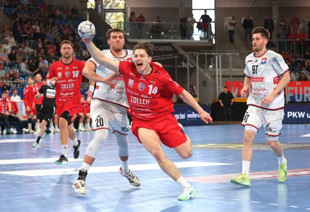 05 04 2026, Germany, Bietigheim, Handball 2 Bundesliga, SG BBM Bietigheim vs TV 05 07 Hüttenberg, f l Leif Haack TVH , Fynn Luca Nicolaus BBM , David Kuntscher TVH
