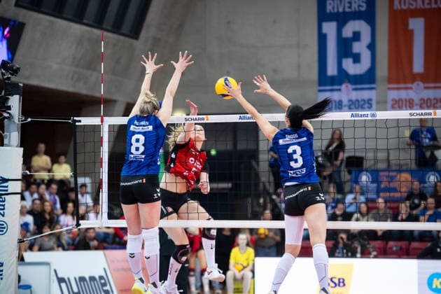 Rosa Entius Dresdner SC, 05 against Stuttgart block of Eleanor Holthaus Allianz MTV Stuttgart, 08 and Jasmine Gross Allianz MTV Stuttgart, 03 GER, Allianz MTV Stuttgart Dresdner SC, Volleyball Bundesliga, VBL, 2025 2026 season, playoffs semi-finals, match 1, 05 04 2026 GER, Allianz MTV Stuttgart Dresdner SC, Volleyball Bundesliga, VBL, 2025 2026 season, playoffs semi-finals, match 1, 05 04 2026 Stuttgart Copyright: xSandyxDinkelackerx EP_SDR