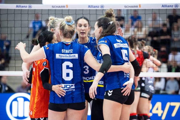 Jasmine Gross Allianz MTV Stuttgart, 03 , center and team disappointed looks after fourth set to 2 2 GER, Allianz MTV Stuttgart Dresdner SC, Volleyball Bundesliga, VBL, 2025 2026 season, playoffs semi-finals, match 1, 05 04 2026 GER, Allianz MTV Stuttgart Dresdner SC, Volleyball Bundesliga, VBL, 2025 2026 season, playoffs semi-finals, match 1, 05 04 2026 Stuttgart Copyright: xSandyxDinkelackerx EP_SDR