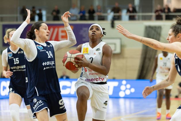 Katelyn Shumate Lions, 14 , Lashae Dwyer Luchse, 2 , Romy Bär Lions, 46 , Syntainics MBC vs TK Hannover Luchse, Women, Basketball, 1 Bundesliga, DBBL, Playoffs 2 3, Season 2025 26, 05 04 2026 Halle SWH Arena Sachsen Anhalt Germany