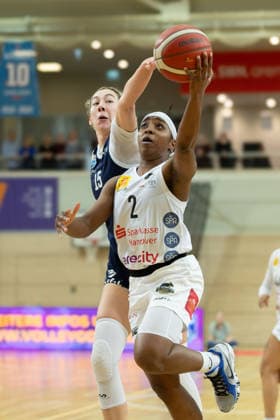 Sona Svetlikova Lions, 15 , Lashae Dwyer Luchse, 2 , Syntainics MBC vs TK Hannover Luchse, Women, Basketball, 1 Bundesliga, DBBL, Playoffs 2 3, Season 2025 26, 05 04 2026 Halle SWH Arena Sachsen Anhalt Germany