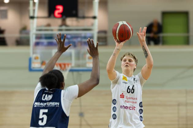 Khalis Cain Lions, 5 , Leonie Kambach Luchse, 66 , Syntainics MBC vs TK Hannover Luchse, Women, Basketball, 1 Bundesliga, DBBL, Playoffs 2 3, Season 2025 26, 05 04 2026 Halle SWH Arena Sachsen Anhalt Germany