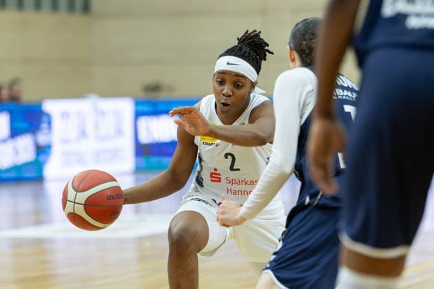 Lashae Dwyer Luchse, 2 , Katelyn Shumate Lions, 14 , Syntainics MBC vs TK Hannover Luchse, Women, Basketball, 1 Bundesliga, DBBL, Playoffs 2 3, Season 2025 26, 05 04 2026 Halle SWH Arena Sachsen Anhalt Germany