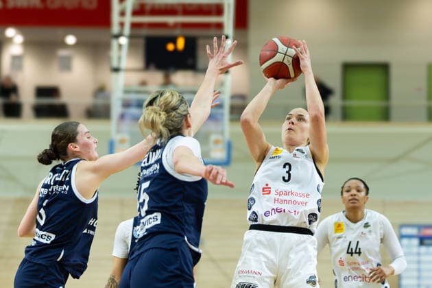Nicole Brochlitz Lions, 6 , Sona Svetlikova Lions, 15 , Lovisa Hjern Luchse, 3 , Syntainics MBC vs TK Hannover Luchse, Women, Basketball, 1 Bundesliga, DBBL, Playoffs 2 3, Season 2025 26, 05 04 2026 Halle SWH Arena Sachsen Anhalt Germany