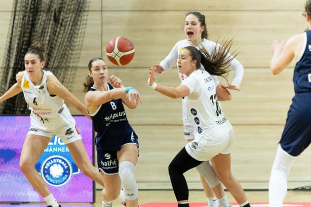 zkh6 , Anna Suckstorff Lions, 8 , Rowie Jongeling Luchse, 12 , Hannah Simental Luchse, 10 , Syntainics MBC vs TK Hannover Luchse, Women, Basketball, 1 Bundesliga, DBBL, Playoffs 2 3, Season 2025 26, 05 04 2026 Halle SWH Arena Sachsen Anhalt Germany