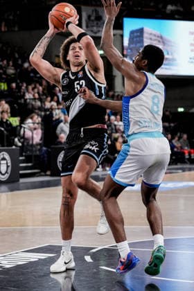 Germany easyCredit BBL, Main Round 2025 26, 28 Matchday Veolia Towers Hamburg vs Frankfurt Skyliners Inselpark Arena Hamburg Zacharie Perrin Veolia Towers Hamburg, 52 , under the basket, William Christmas Frankfurt Skyliners, 8 Copyright: xStefanxTrochax