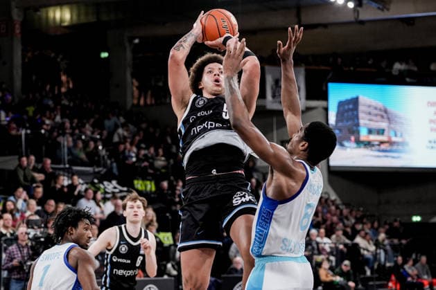 Germany easyCredit BBL, Main Round 2025 26, 28 Matchday Veolia Towers Hamburg vs Frankfurt Skyliners Inselpark Arena Hamburg Zacharie Perrin Veolia Towers Hamburg, 52 , under the basket, William Christmas Frankfurt Skyliners, 8 Copyright: xStefanxTrochax