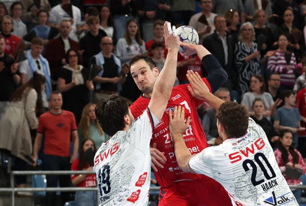 05 04 2026, Germany, Bietigheim, Handball 2 Bundesliga, SG BBM Bietigheim vs TV 05 07 Hüttenberg, f l Vit Reichl TVH , Dominik Claus BBM , Leif Haack TVH