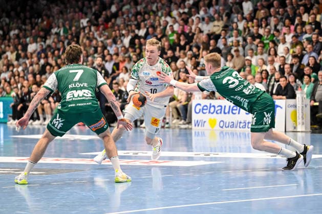 Goeppingen, Germany, 05 04 26 Victor Kloeve FRISCH AUF Goeppingen , Gisli Kristjansson SC Magdeburg and Ymir Oern Gislason FRISCH AUF Goeppingen in a duel during the Daikin Handball Bundesliga match between FRISCH AUF Goeppingen vs SC Magdeburg at EWS Arena on April 05, 2026 in Goeppingen, Germany Photo by Harry Langer DeFodi Images Goeppingen, Germany, 05 04 26 Victor Kloeve FRISCH AUF Goeppingen , Gisli Kristjansson SC Magdeburg and Ymir Oern Gislason FRISCH AUF Goeppingen battle for the ball during the Daikin Handball Bundesliga match between FRISCH AUF Goeppingen vs SC Magdeburg at EWS Arena on April 5, 2026 in Goeppingen, Germany Photo by Harry Langer DeFodi Images Photo by Harry Langer DeFodi Images