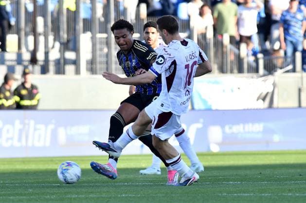 CALCIO - Serie A - Pisa SC vs Torino FC Henrik Wendel Meister (Pisa) Nikola Vlasic (Torino) during Pisa SC vs Torino FC, Italian soccer Serie A match in Pisa, Italy, April 05 2026 Pisa Italy  Copyright: xIPAxSport ABACAx