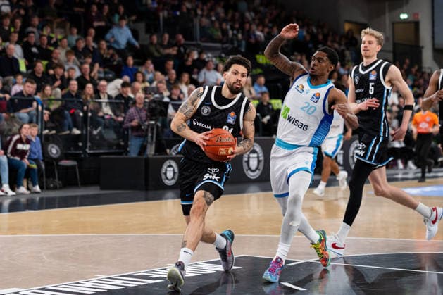 Devon Daniels Veolia Towers Hamburg, 21 dribbling, Desmond Watson SKYLINERS Frankfurt, 20 , GER, Veolia Towers Hamburg vs SKYLINERS Frankfurt, Basketball, Bundesliga, Matchday 28, Season 2025 2026, 05 04 2026 GER, Veolia Towers Hamburg vs SKYLINERS Frankfurt, Basketball, Bundesliga, Matchday 28, Season 2025 2026, 05 04 2026 Hamburg Copyright: xEibner-Pressefoto MaxxVincenx EP_MVN