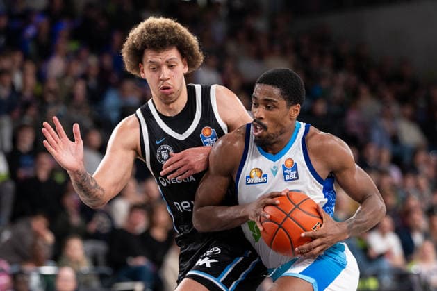William Christmas SKYLINERS Frankfurt, 08 on the dribble, Zacharie Perrin Veolia Towers Hamburg, 52 , GER, Veolia Towers Hamburg vs SKYLINERS Frankfurt, Basketball, Bundesliga, Matchday 28, Season 2025 2026, 05 04 2026 GER, Veolia Towers Hamburg vs SKYLINERS Frankfurt, Basketball, Bundesliga, Matchday 28, Season 2025 2026, 05 04 2026 Hamburg Copyright: xEibner-Pressefoto MaxxVincenx EP_MVN