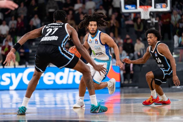 Tiger Campbell SKYLINERS Frankfurt, 00 dribbling against Ross Williams Veolia Towers Hamburg, 34 and Karl Gamble Veolia Towers Hamburg, 27 , GER, Veolia Towers Hamburg vs SKYLINERS Frankfurt, Basketball, Bundesliga, Matchday 28, Season 2025 2026, 05 04 2026 GER, Veolia Towers Hamburg vs SKYLINERS Frankfurt, Basketball, Bundesliga, Matchday 28, Season 2025 2026, 05 04 2026 Hamburg Copyright: xEibner-Pressefoto MaxxVincenx EP_MVN