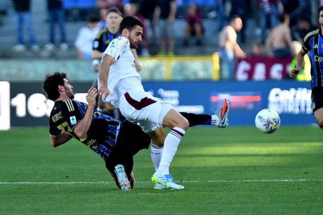 Arturo Calabresi (Pisa) Sandro Kulenovic (Torino) during Pisa SC vs Torino FC, Italian soccer Serie A match in Pisa, Italy, April 05 2026  Copyright: xGabrielexMasotti IPAxSportx xipa-agency.netx xx IPA_73773275 IPA_Agency_IPA73773275