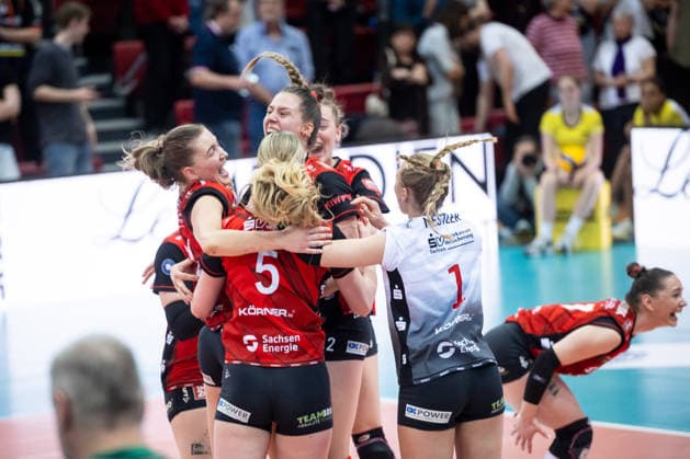Dresdner SC team rejoices, cheers, joy, cry of joy GER, Allianz MTV Stuttgart Dresdner SC, Volleyball Bundesliga, VBL, 2025 2026 season, playoffs semi-final, match 1, 05 04 2026 GER, Allianz MTV Stuttgart Dresdner SC, Volleyball Bundesliga, VBL, 2025 2026 season, playoffs semi-final, match 1, 05 04 2026 Stuttgart Copyright: xSandyxDinkelackerx EP_SDR