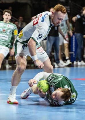 Sport Bilder des Tages 05.04.2026, xlakx, Handball Daikin HBL, Fuechse Berlin - SC DHfK Leipzig v.l. Tomas Piroch (SC DHfK Leipzig), Mathias Gidsel (Fuechse Berlin) Zweikampf, Duell, Kampf, tackle Berlin *** 05 04 2026, xlakx, Handball Daikin HBL, Fuechse Berlin SC DHfK Leipzig v l Tomas Piroch SC DHfK Leipzig , Mathias Gidsel Fuechse Berlin duel, duel, fight, tackle Berlin Daniel Lakomski