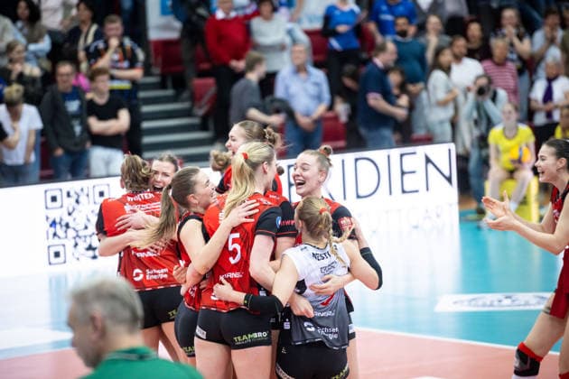 Dresdner SC team rejoices after away win, jubilation, joy GER, Allianz MTV Stuttgart Dresdner SC, Volleyball Bundesliga, VBL, 2025 2026 season, playoffs semi-final, match 1, 05 04 2026 GER, Allianz MTV Stuttgart Dresdner SC, Volleyball Bundesliga, VBL, 2025 2026 season, playoffs semi-final, match 1, 05 04 2026 Stuttgart Copyright: xSandyxDinkelackerx EP_SDR