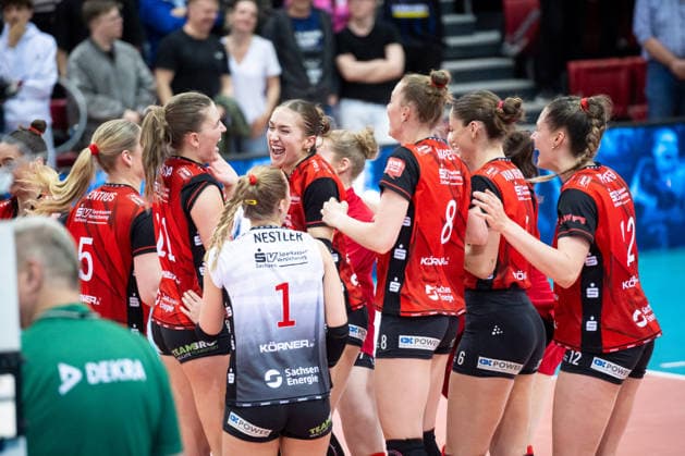Dresdner SC team rejoices after away win, jubilation, joy GER, Allianz MTV Stuttgart Dresdner SC, Volleyball Bundesliga, VBL, 2025 2026 season, playoffs semi-final, match 1, 05 04 2026 GER, Allianz MTV Stuttgart Dresdner SC, Volleyball Bundesliga, VBL, 2025 2026 season, playoffs semi-final, match 1, 05 04 2026 Stuttgart Copyright: xSandyxDinkelackerx EP_SDR