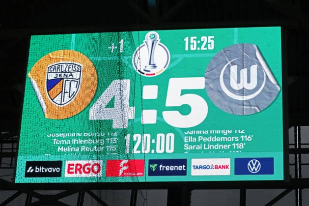 DFB Pokal Frauen FC Carl Zeiss Jena VfL Wolfsburg 05 04 26 The final score after penalty shootout on the video wall, Scoreboard Football, DFB Pokal Frauen, Halbfinale FC Carl Zeiss Jena vs VfL Wolfsburg am 05 04 26 im Ernst Abbe Sportfeld ad hoc arena, Jena DFL REGULATIONS PROHIBIT ANY USE OF PHOTOGRAPHS AS IMAGE SEQUENCES AND OR QUASI VIDEO Copyright: xBEAUTIFULxSPORTS JanxKaeferx