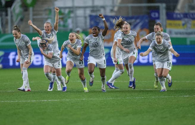 GER, Jena, Carl Zeiss Jena vs Vfl Wolfsburg, DFB Pokal Women, Football, DFB, Season 2025 2026, ad hoc Arena im Ernst Abbe Sportfeld, Semifinal im Bild v l DFB DFL REGULATIONS PROHIBIT ANY USE OF PHOTOGRAPHS AS IMAGE SEQUENCES AND OR QUASI VIDEO, 05 04 2025 Copyright: HMBxMedia HendrikxHamelau