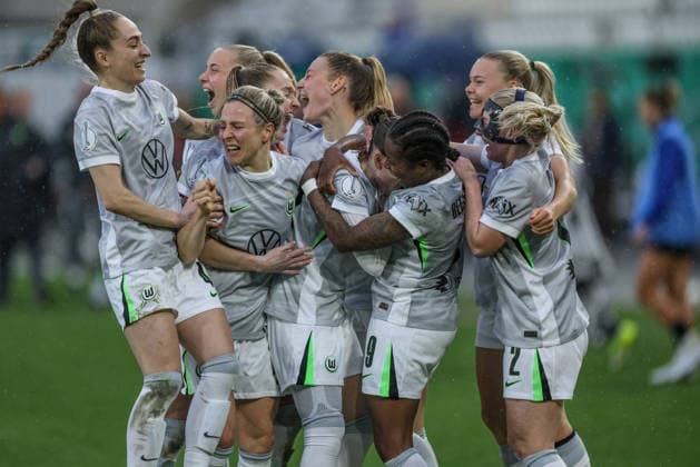 GER, Jena, Carl Zeiss Jena vs Vfl Wolfsburg, DFB Cup Women, Football, DFB, 2025 2026 season, ad hoc Arena at Ernst Abbe Sportfeld, Semi-final in picture Vfl Wolfsburg defeats Jena after goals in penalty shootout by Smilla Vallotto VfL Wolfsburg Women 14 , joy, emotions after the victory DFB DFL REGULATIONS PROHIBIT ANY USE OF PHOTOGRAPHS AS IMAGE SEQUENCES AND OR QUASI VIDEO, 05 04 2025 Copyright: HMBxMedia HendrikxHamelau