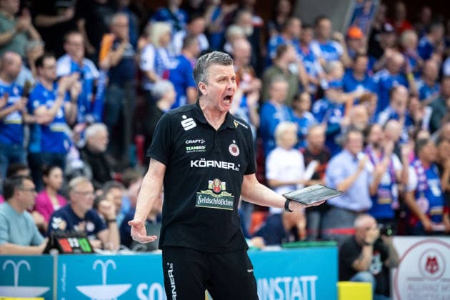 Alexander Waibl Coach Dresdner SC demanding and promoting GER, Allianz MTV Stuttgart Dresdner SC, Volleyball Bundesliga, VBL, 2025 2026 season, playoffs semi-final, match 1, 05 04 2026 GER, Allianz MTV Stuttgart Dresdner SC, Volleyball Bundesliga, VBL, 2025 2026 season, playoffs semi-final, match 1, 05 04 2026 Stuttgart Copyright: xSandyxDinkelackerx EP_SDR