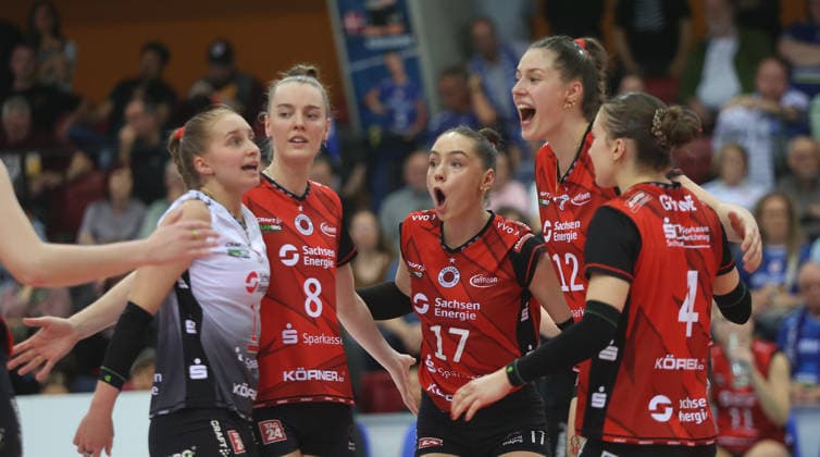 Stuttgart , Bundesliga Volleyball PlayOffs semi-final match 1 , Allianz MTV Stuttgart vs Dresdner SC , cheering Dresden , from left Patricia Nestler Jette Kuipers Lorena Lorber Fijok Marleen Pfeffer Emma Grome