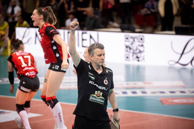 Alexander Waibl Coach Dresdner SC Winners fist jubilation, joy after away win against Stuttgart GER, Allianz MTV Stuttgart Dresdner SC, Volleyball Bundesliga, VBL, 2025 2026 season, playoffs semi-final, match 1, 05 04 2026 GER, Allianz MTV Stuttgart Dresdner SC, Volleyball Bundesliga, VBL, 2025 2026 season, playoffs semi-final, match 1, 05 04 2026 Stuttgart Copyright: xSandyxDinkelackerx EP_SDR