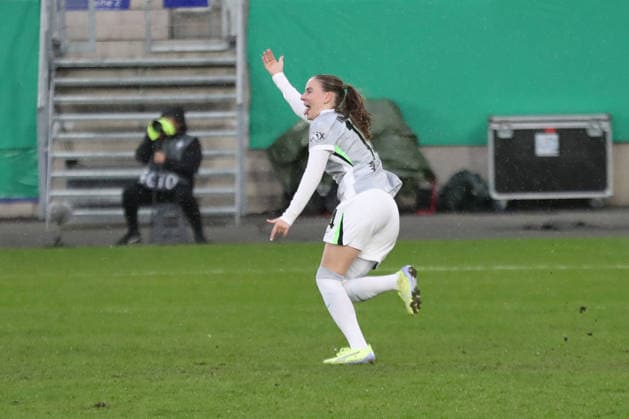 DFB Pokal Frauen FC Carl Zeiss Jena VfL Wolfsburg 05 04 26 Smilla Vallotto 14, VfL Wolfsburg celebrates her decisive penalty in the penalty shootout Football, DFB Pokal Frauen, Halbfinale FC Carl Zeiss Jena vs VfL Wolfsburg am 05 04 26 im Ernst Abbe Sportfeld ad hoc arena, Jena DFL REGULATIONS PROHIBIT ANY USE OF PHOTOGRAPHS AS IMAGE SEQUENCES AND OR QUASI VIDEO Copyright: xBEAUTIFULxSPORTS JanxKaeferx