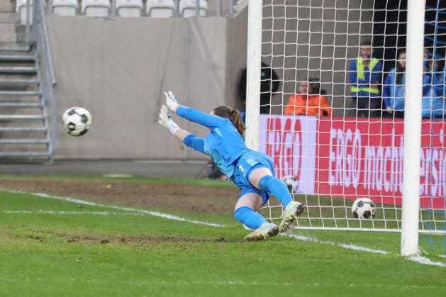 DFB Pokal Frauen FC Carl Zeiss Jena VfL Wolfsburg 05 04 26 Torwart Stina Johannes 1, VfL Wolfsburg hält den Penfmeter von Fiona Gaißer 22, Carl Zeiss Jena im Elfmeterschießen Fußball, DFB Pokal Frauen, Semi-final FC Carl Zeiss Jena vs VfL Wolfsburg on 05 04 26 at Ernst Abbe Sportfeld ad hoc arena, Jena DFL REGULATIONS PROHIBIT ANY USE OF PHOTOGRAPHS AS IMAGE SEQUENCES AND OR QUASI VIDEO Copyright: xBEAUTIFULxSPORTS JanxKaeferx
