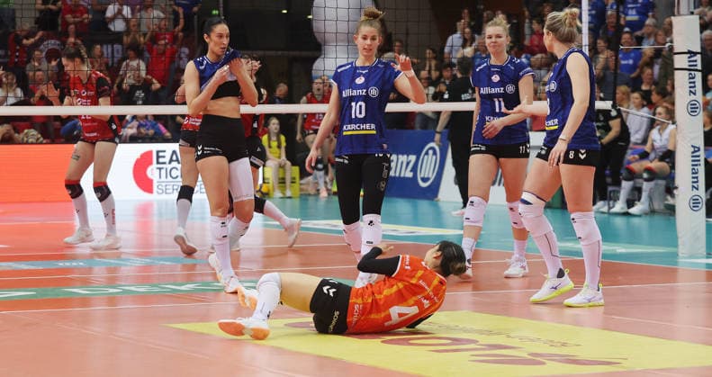 Stuttgart , Bundesliga Volleyball PlayOffs semi-final match 1 , Allianz MTV Stuttgart vs Dresdner SC , Disappointment Stuttgart , from left Jasmine gross Pia Kästner Yurika Bamba Pauline Martin Eleanor Holthaus