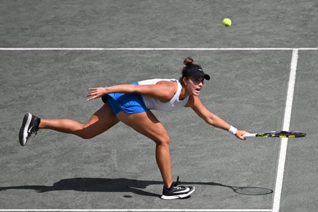 April 5, 2026, Charleston, South Carolina, SC: DESIRAE KRAWCZYK of the United States returns a shot to ANNA BONDAR of Hungary and MAGDALENA FRECH of Poland during the final doubles match of the Credit One Charleston Open at Credit One Stadium on April 3rd, 2026 in Charleston, SC. Charleston SC - ZUMAv134 20260405_zsp_v134_008 Copyright: xMaxwellxVittoriox