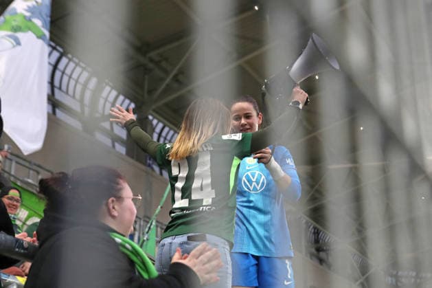 DFB Pokal Frauen FC Carl Zeiss Jena VfL Wolfsburg 05 04 26 Goalkeeper Stina Johannes 1, VfL Wolfsburg leads as Capo in the fan block with the megaphone the celebration of her team Football, DFB Pokal Frauen, Halbfinale FC Carl Zeiss Jena vs VfL Wolfsburg am 05 04 26 im Ernst Abbe Sportfeld ad hoc arena, Jena DFL REGULATIONS PROHIBIT ANY USE OF PHOTOGRAPHS AS IMAGE SEQUENCES AND OR QUASI VIDEO Copyright: xBEAUTIFULxSPORTS JanxKaeferx