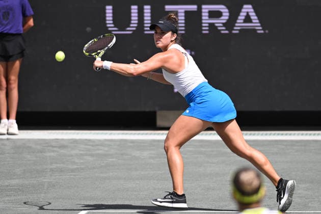 April 5, 2026, Charleston, South Carolina, SC: DESIRAE KRAWCZYK of the United States returns a shot to ANNA BONDAR of Hungary and MAGDALENA FRECH of Poland during the final doubles match of the Credit One Charleston Open at Credit One Stadium on April 3rd, 2026 in Charleston, SC. Charleston SC - ZUMAv134 20260405_zsp_v134_024 Copyright: xMaxwellxVittoriox