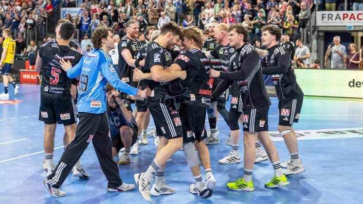 Erlangen celebrating after the win, Tin Herceg HC Erlangen, 99 Andri Mar Runarsson HC Erlangen, 04 Tobias Buck HC Erlangen, 39 HC Erlangen vs Rhein Neckar Löwen, Handball, 1 German Handball League, Season 2025 2026, Matchday 28, 05 04 2026 HC Erlangen vs Rhein Neckar Löwen, Handball, 1 German Handball League, Season 2025 2026, Matchday 28, 05 04 2026 Nuernberg Copyright: xEibner-Pressefoto ArdanxFuessmanx EP_AFN