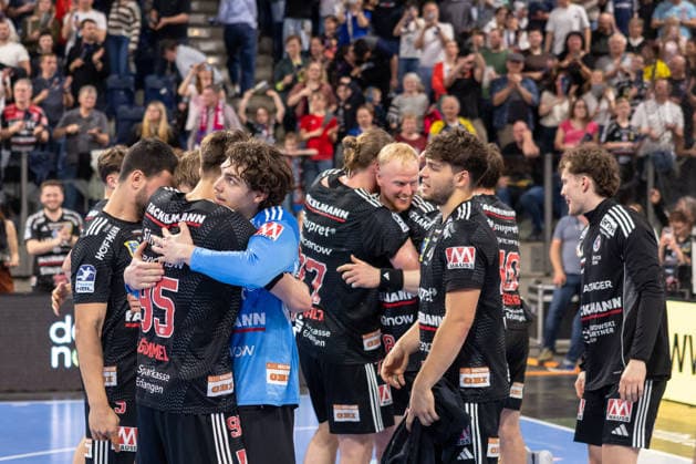 Hugs and jubilation at the victory, at goalkeeper Tin Herceg HC Erlangen, 99 Tim Goemmel HC Erlangen, 95 HC Erlangen vs Rhein Neckar Löwen, Handball, 1 Handball Bundesliga, Season 2025 2026, 28 Matchday, 05 04 2026 HC Erlangen vs Rhein Neckar Löwen, Handball, 1 Handball Bundesliga, Season 2025 2026, 28 Matchday, 05 04 2026 Nuernberg Copyright: xEibner-Pressefoto ArdanxFuessmanx EP_AFN
