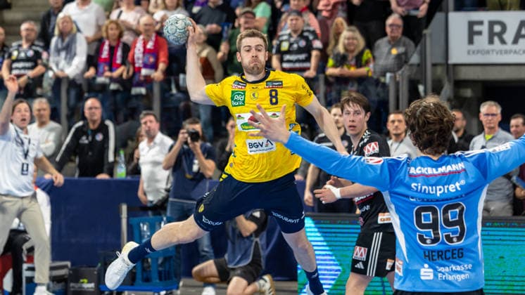 Throw in the air by Tim Nothdurft Rhein Neckar Löwen, 08 , Tin Herceg HC Erlangen, 99 in goal HC Erlangen vs Rhein Neckar Löwen, Handball, 1 Handball Bundesliga, Saison 2025 2026, 28 Spieltag, 05 04 2026 HC Erlangen vs Rhein Neckar Löwen, Handball, 1 Handball Bundesliga, Saison 2025 2026, 28 Spieltag, 05 04 2026 Nuernberg Copyright: xEibner-Pressefoto ArdanxFuessmanx EP_AFN
